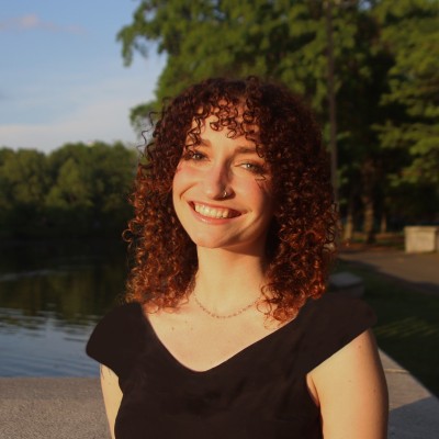 Portrait of Elsa Scott, Marketing & Content Manager at Holokai